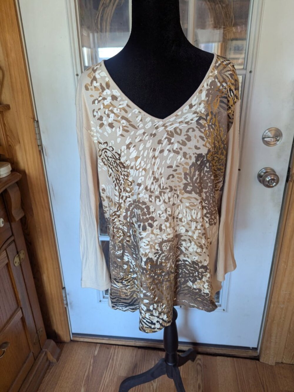 Top Karen Scott size large tan, gold & white
